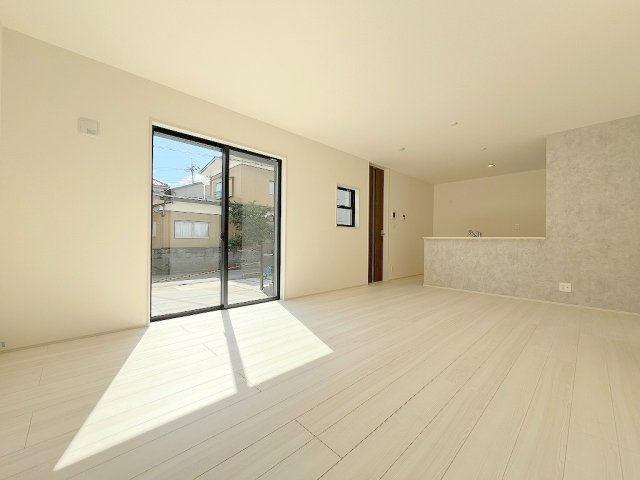 吉川市保　新築戸建　全2棟　1号棟の居間・リビング|家族団らんで過ごすリビングは17.5帖の広さを確保