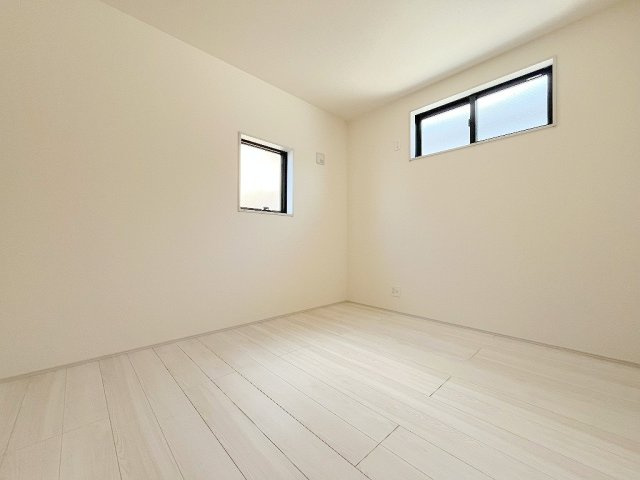 吉川市保　新築戸建　全2棟　1号棟の洋室|2面採光の明るい洋室5.75帖