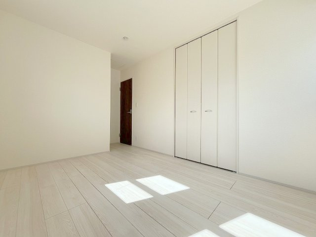 吉川市保　新築戸建　全2棟　1号棟の洋室|クローゼット付きの洋室6.5帖