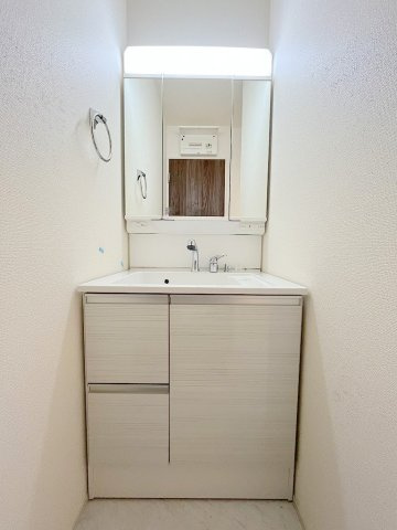 吉川市保　新築戸建　全2棟　1号棟の独立洗面台|三面鏡付きシャワードレッサーで朝の準備も快適