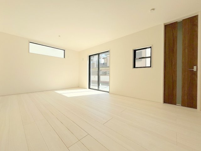 吉川市保　新築戸建　全2棟　1号棟の居間・リビング|南向きの明るいリビング17.5帖