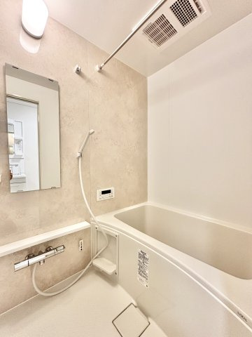 ユニーブル第2一社マンションの浴室|浴室乾燥機付きなので雨の日でも洗濯物を干すことができます。
