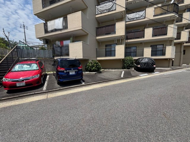 ユニーブル第2一社マンションの駐車場