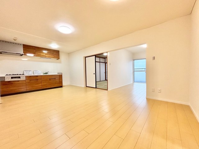 ユニーブル第2一社マンションの居間・リビング|リビングは南向きで陽当たり良好です。
