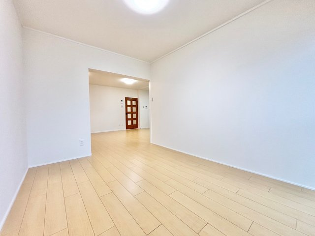 ユニーブル第2一社マンションの居間・リビング|3階3LDKのお部屋。2025年10月に水回りや内装をリフォーム済です。