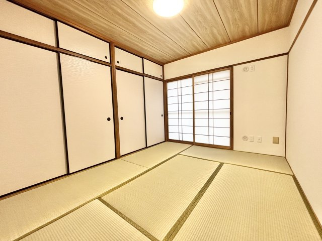 ユニーブル第2一社マンションの和室|収納たっぷりの押入れ付きです
