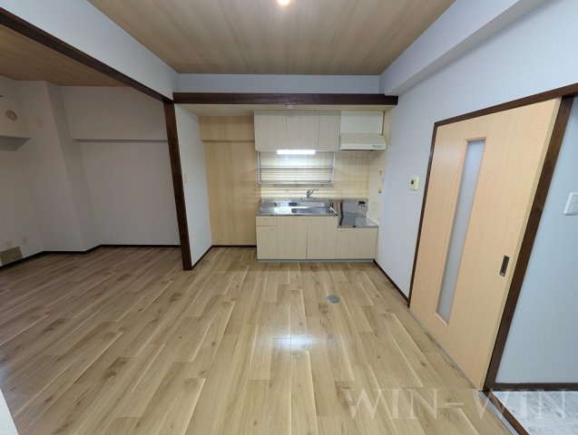 オリエンタルハイツの居間・リビング