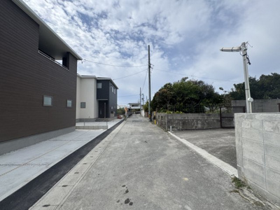 【前面道路含む現地写真】 | 糸満市真壁　第2（全4棟） | ※北東側道路♪