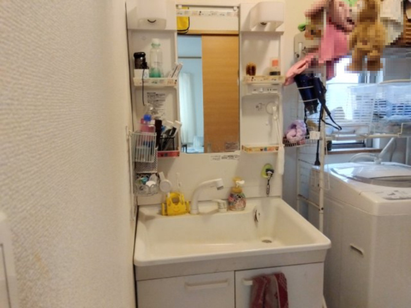 売中古戸建　田方郡函南町仁田の独立洗面台|窓があるので明るい室内です。独立洗面台があるので収納スペースも多くあります。