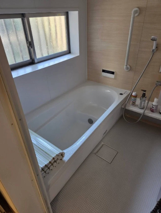 売中古戸建　田方郡函南町仁田の浴室|窓付きで明るく、手すりも備えた使いやすい浴室です。浴槽がしっかりしていて、ファミリー向けです。