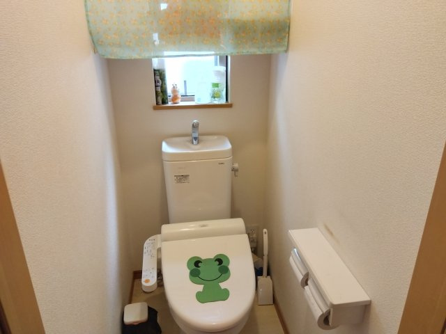 売中古戸建　田方郡函南町仁田のトイレ|トイレが各階にあります。忙しい朝や、ファミリー世帯は助かりますね。