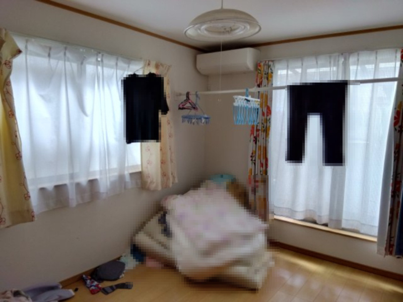 売中古戸建　田方郡函南町仁田の洋室|二面採光なので日差しがたっぷり入ります。また風通しが良く解放感もあります。寝室や子供部屋におすすめの洋室になっています。