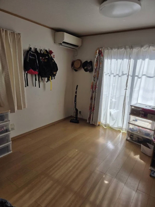 売中古戸建　田方郡函南町仁田の洋室|日当たりが良く、使い勝手の良い洋室です。掃き出し窓で採光・換気はバッチリです。