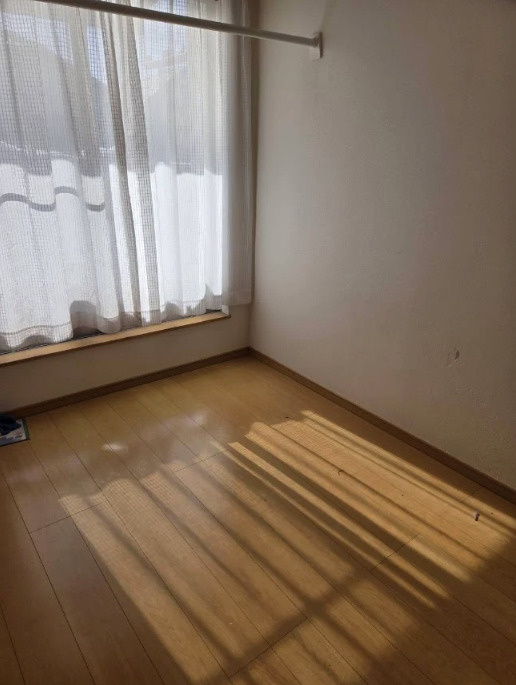 売中古戸建　田方郡函南町仁田の洋室|南向きの大きな窓から自然光がしっかり入る、明るく清潔感のあるお部屋です。