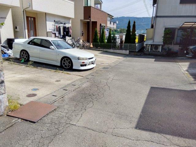 売中古戸建　田方郡函南町仁田の前面道路含む現地写真|駐車場は並列で2台駐車可能です。南西側が道路に接しているので陽当たり良好です。
