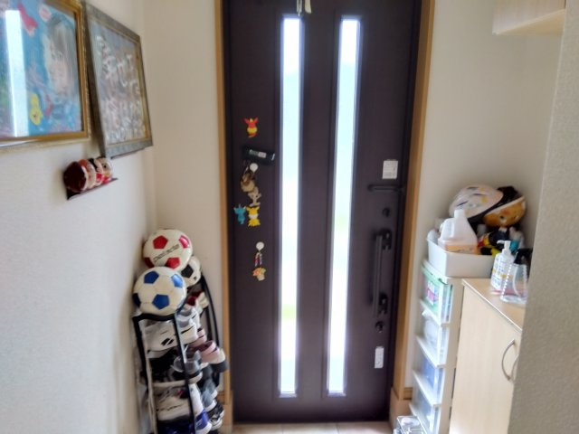売中古戸建　田方郡函南町仁田の玄関|備え付けのシューズボックスがあるので収納がたっぷりあります。靴をしまって玄関をすっきりと使えます。