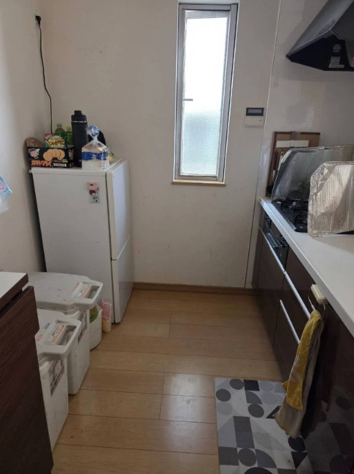 売中古戸建　田方郡函南町仁田のキッチン|キッチン横に窓があり明るく開放的です。カウンターキッチンなので会話をしながら楽しくお料理出来そうですね。