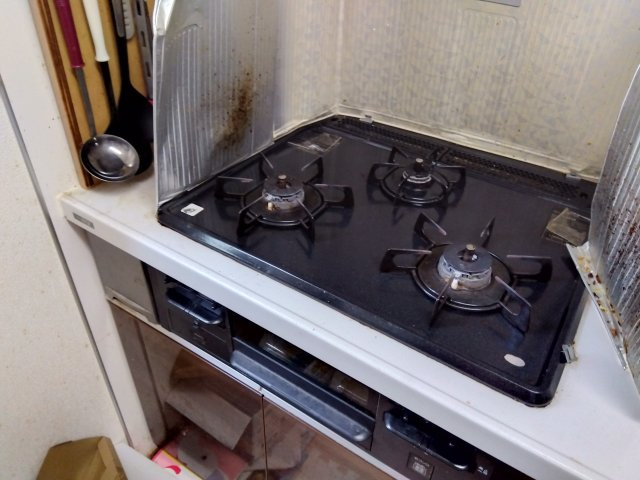 売中古戸建　田方郡函南町仁田のキッチン|3口コンロなのでお料理が快適に出来そうですね。調理スペースが広いのでお料理もはかどります。