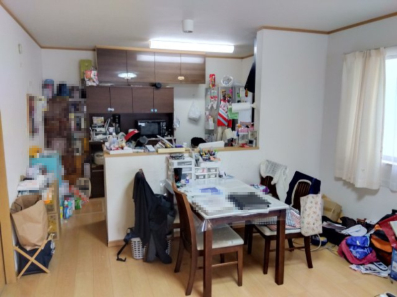 売中古戸建　田方郡函南町仁田の居間・リビング|大きい窓があるので明るい空間でのびのびと生活できます。リビングダイニングが一続きで家族の会話も弾みますね。