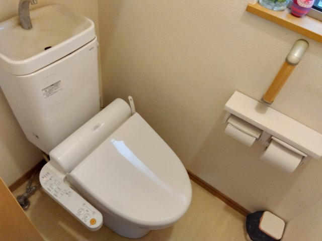売中古戸建　田方郡函南町仁田のトイレ|トイレには窓があり明るい室内です。コンパクトな設計で空間を広く感じさせるデザインになっています。
