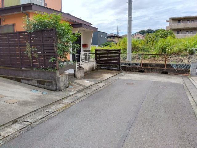 売土地　函南町平井の前面道路含む現地写真|スーパー・ドラッグストア・コンビニまで車で10分圏内です。生活利便性の高い土地になっています。