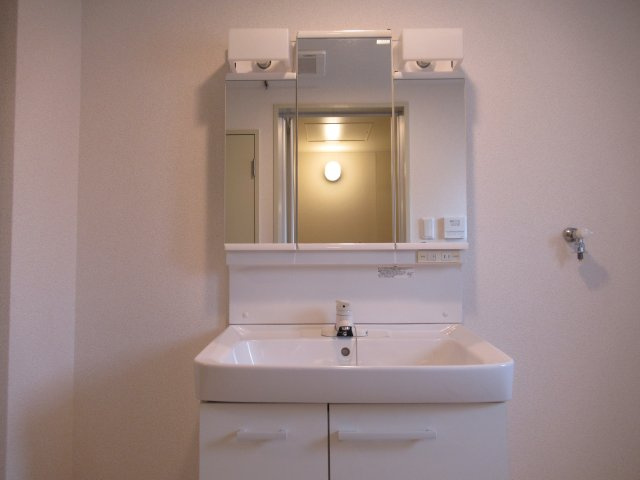 ハーバーランド神戸駅前２ＬＤＫの洗面所|コンパクトで使いやすい洗面所