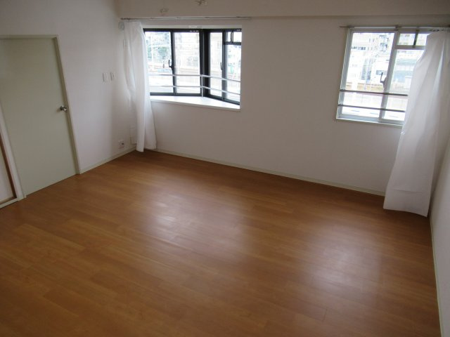 ハーバーランド神戸駅前２ＬＤＫの居間・リビング|こちらのリビングで趣味の時間をお楽しみください