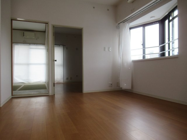 ハーバーランド神戸駅前２ＬＤＫの居間・リビング|おしゃれなリビングです