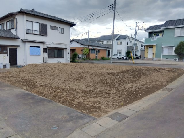 売土地　三島市中島の前面道路含む現地写真|スーパー・ドラッグストアも近くにあります。生活利便性が高くなっています。