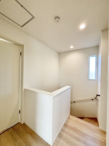 【その他】 | 前橋市粕川町女渕第2　1号棟 | ２階ホールには窓があり明るいです♪