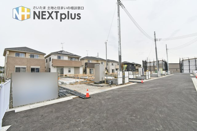 上尾市小敷谷第2全11棟　1号棟の前面道路含む現地写真