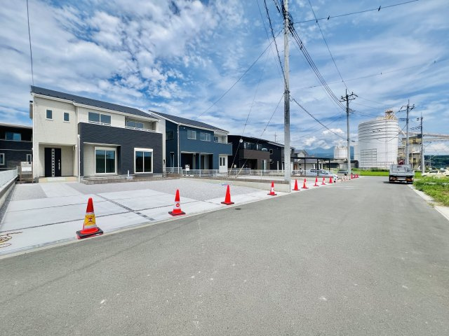 渋川市八木原の前面道路含む現地写真|前面道路も広く、間口も広いので駐車も楽々◎