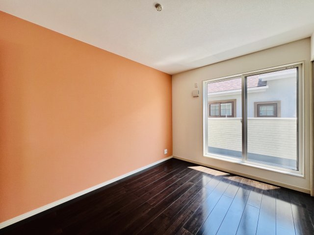 高崎市上佐野町の洋室|南側の窓から明るい陽が差し込みます♪