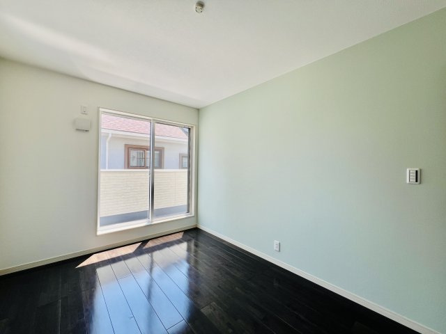 高崎市上佐野町の洋室|バルコニーへも行き来できて洗濯物を干すのも便利です◎