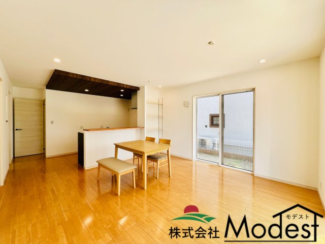 高崎市上佐野町の居間・リビング|南向きの明るいリビング♪
自然と家族の集まる空間に◎