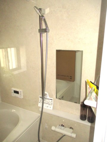 新築分譲住宅中川原の浴室|シャワー、鏡、カウンターも付いています