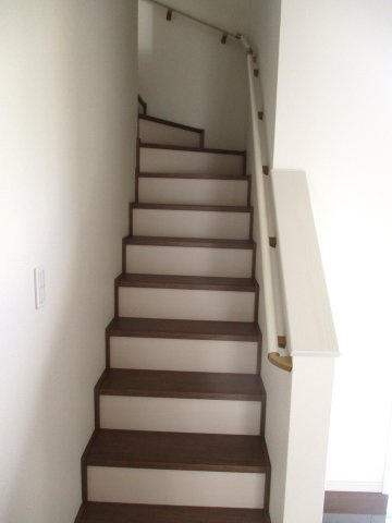 新築分譲住宅中川原のその他|階段に手摺りが付いています