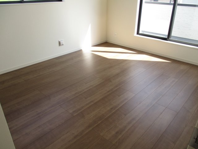 新築分譲住宅中川原の洋室|洋室も明るくて広いです