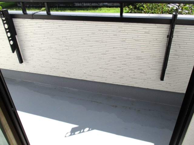 新築分譲住宅中川原のバルコニー|物干し竿も掛けれますし、広々としています