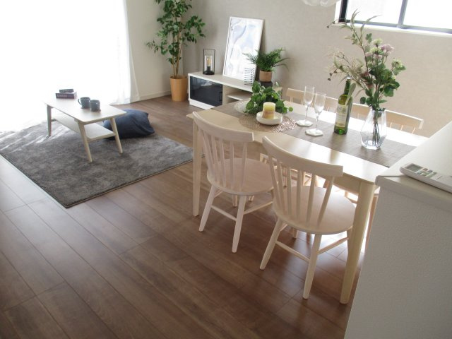 新築分譲住宅中川原の居間・リビング|明るくて広いです