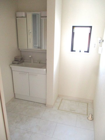 新築分譲住宅中川原の独立洗面台|鏡の裏も収納量も多いです