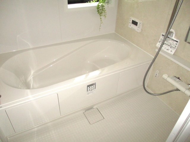 新築分譲住宅中川原の浴室|浴槽も大きくてゆったり入れます