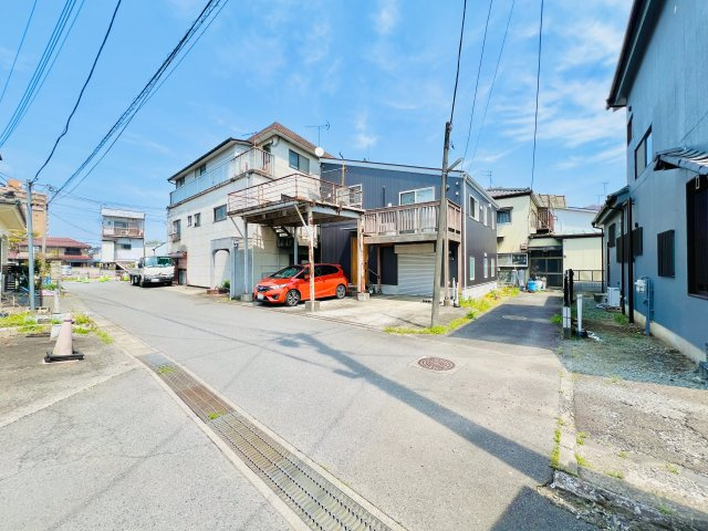 高崎市大橋町中古住宅の前面道路含む現地写真|閑静な住宅地で駐車も楽々♪