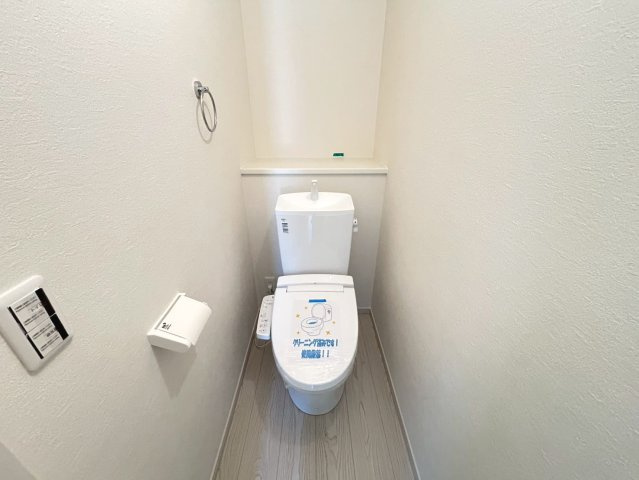 新築戸建　小牧市新町1期　全3区画分譲のトイレ|超表面平滑加工とイオンパワーの「セフィオンテクト」加工で、汚れが付きにくく落ちやすい仕様です。