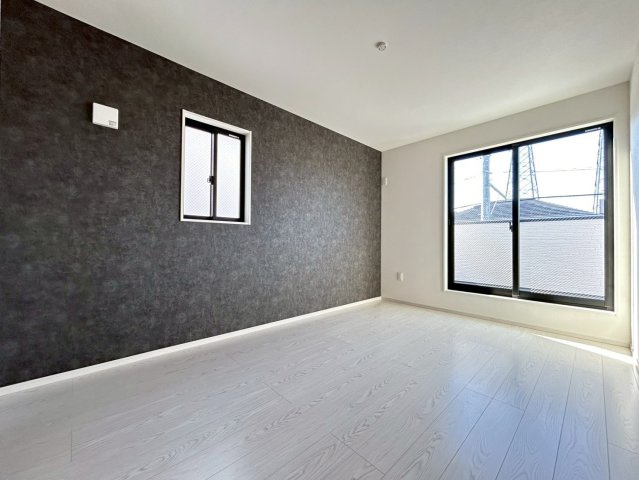 新築戸建　小牧市新町1期　全3区画分譲の寝室|全居室にたっぷり収納できる大型収納を設置。窓ガラスは断熱性能や結露防止効果の高いペアガラスです。