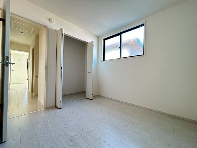 新築戸建　小牧市新町1期　全3区画分譲の洋室|建具やクロスなどをトータルデザインでコーディネートしており、室内に落ち着きと安らぎを与えてくれます。