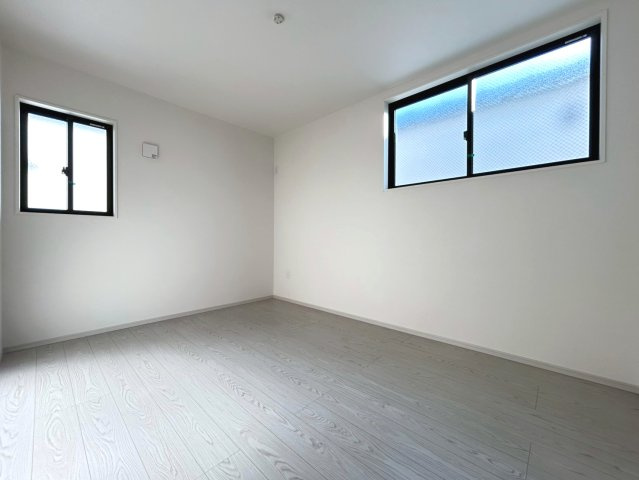 戸建　小牧市新町1期　全3区画分譲の洋室|建具やクロスなどをトータルデザインでコーディネートしており、室内に落ち着きと安らぎを与えてくれます。