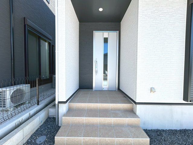 新築戸建　小牧市新町1期　全3区画分譲の玄関|玄関ドアの鍵はディンプルキーと内側はサムターンキーになっており防犯性の高い仕様になっています。