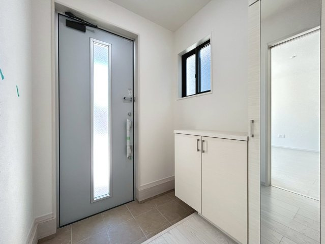 新築戸建　小牧市新町1期　全3区画分譲の玄関|大容量のシューズ収納付きで玄関周りもすっきり！玄関ドアからの光が玄関ホールを明るくしてくれます。