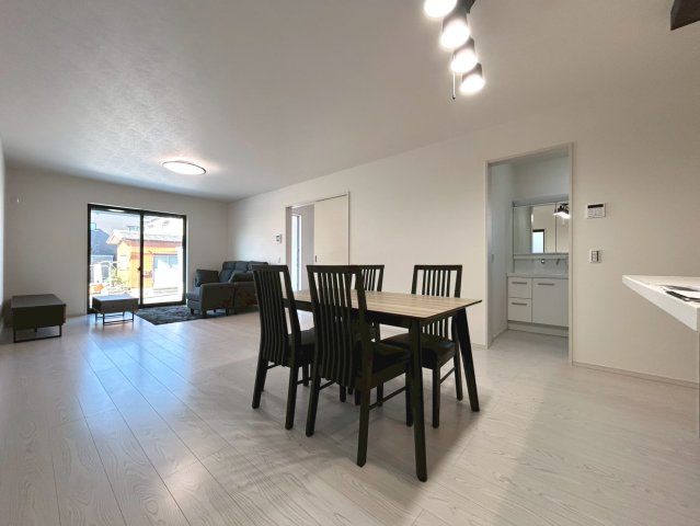 新築戸建　小牧市新町1期　全3区画分譲の居間・リビング|フローリング材は木目調でナチュラルな美しさ。様々な傷やクラックの発生を大幅に抑える特殊加工済み。